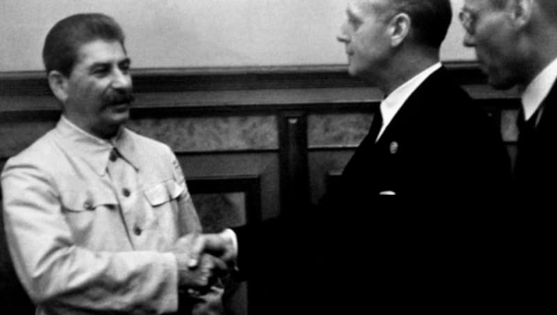 Josef Stalin beim Treffen mit Joachim von Ribbentrop (Bild: AFP)