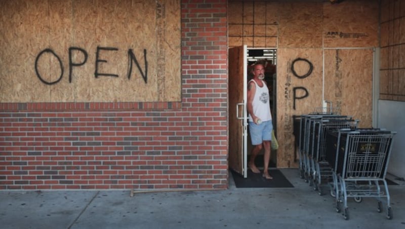 Geschäfte wie dieses in Indialantic, Florida, wurden vorsorglich verbarrikadiert. (Bild: AFP)