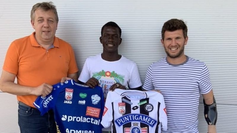 Hartbergs Erich Korherr (l.) mit Amadou Dante und dem damaligen Sturm-Manager Andi Schicker. (Bild: twitter.com)