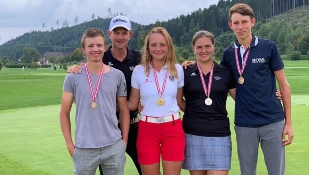Salzburgs erfolgreicher Golf-Nachwuchs: Lennart Wieser, Coach Ronny Schinnerl, Anna Neumayer, Lara Edlbauer, David Ennsmann (v.l.). (Bild: SLGV)