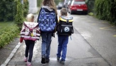 Kinder entdeckten die Leiche am Weg zur Schule (Symbolbild) (Bild: APA/Georg Hochmuth)