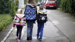 Über 8700 Tiroler Kinder haben am Montag ihren ersten Schultag. Die Polizei wird in den nächsten Monaten wieder vermehrt kontrollieren, um so für mehr Sicherheit zu sorgen. (Bild: APA/Georg Hochmuth)