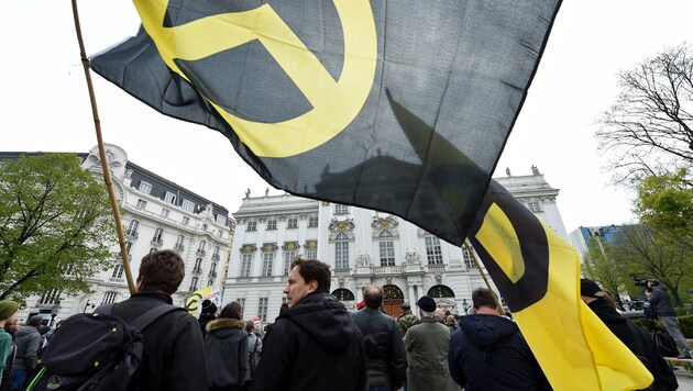 Eine Demonstration der Identitären Bewegung in der Wiener Innenstadt. (Bild: APA/HERBERT P. OCZERET)