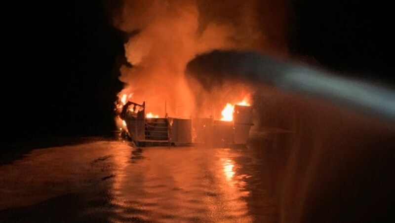 Das rund 24 Meter lange Schiff geriet nahe der Insel Santa Cruz in Brand. (Bild: Associated Press)