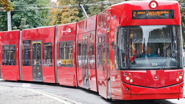 Eine Garnitur der Innsbrucker Straßenbahn (Archivbild).