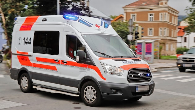 Die Rettung brachte beide Verletzte in die Klinik nach Innsbruck (Symbolbild).  (Bild: Christof Birbaumer (Symbolbild))