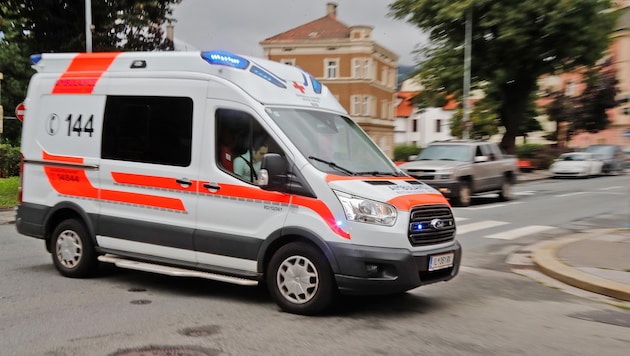 The 85-year-old woman was taken to hospital with injuries (symbolic image). (Bild: Christof Birbaumer / Kronenzeitung)