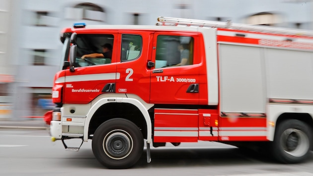 Los bomberos profesionales de Innsbruck acudieron al incendio (imagen simbólica). (Bild: Christof Birbaumer / Kronenzeitung)