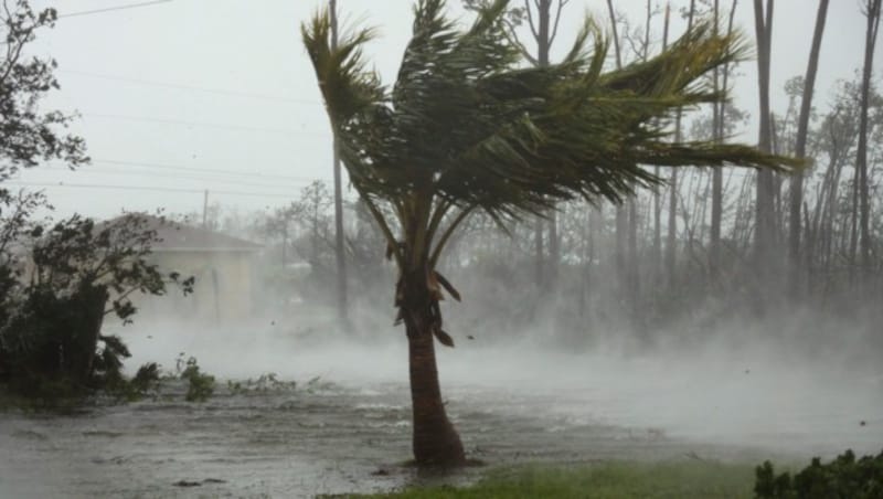 Eine überflutete Straße am Montag in Grand Bahama (Bild: Bahamas Visual Services)