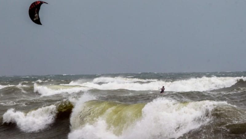 Bevor der Hurrikan kommt, nutzen Wassersportler in Florida noch die für sie günstigen Wetterbedingungen. (Bild: Miami Herald)