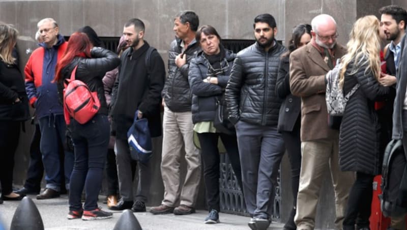 Lange Warteschlangen vor Argentiniens Banken (Bild: AP)