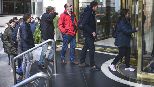 Lange Warteschlangen vor Argentiniens Banken (Bild: AFP)