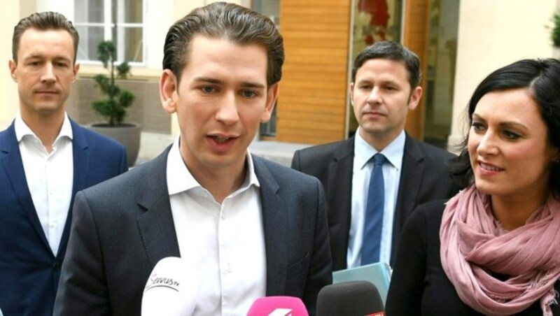 Von links nach rechts: Die ÖVP-Politiker Gernot Blümel, Sebastian Kurz, Stefan Steiner und Elisabeth Köstinger (Bild: APA/HELMUT FOHRINGER)