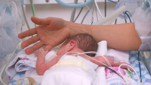 „Känguruhen“ sorgt für eine bessere Entwicklung bei Frühchen - Babys, die vor der 37. Schwangerschaftswoche geboren werden. (Bild: Fanfo/stock.adobe.com)
