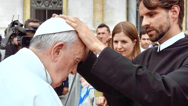 Das Foto des Segens mit Priester Johannes Feierabend und dem Papst fand sich auf dem Instagram-Account des Heiligen Vaters wieder. (Bild: Vatican Media)