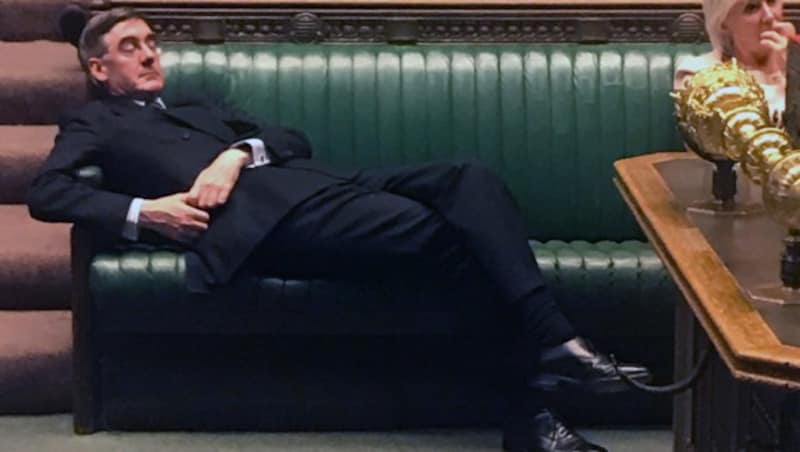 Gute Nacht! Brexit-Hardliner Jacob Rees-Mogg streckt sich während der Debatte im Parlament aus und schließt immer wieder die Augen. (Bild: Anna Turley MP)