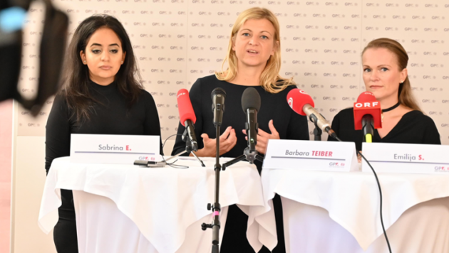 Die gekündigten Douglas-Mitarbeiterinnen Sabrina E. (links im Bild) und Emilija S. (rechts) mit GPA-Bundeschefin Barbara Teiber (Bild: kompetenz-online.at/Daniel Novotny)