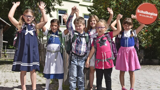 „Hurra! Die Schule geht los“, jubeln die Taferlklassler der VS Oberweißburg. (Bild: Roland Holitzky)