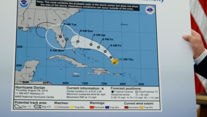Auf der Karte ist eingezeichnet, welchen Weg Hurrikan „Dorian“ wohl nehmen wird - inklusive einer nachträglichen Ergänzung mit einem schwarzen Stift. (Bild: AP)