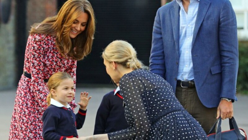 Herzogin Kate und Prinzessin Charlotte begrüßen die Klassenlehrerin. (Bild: AP)