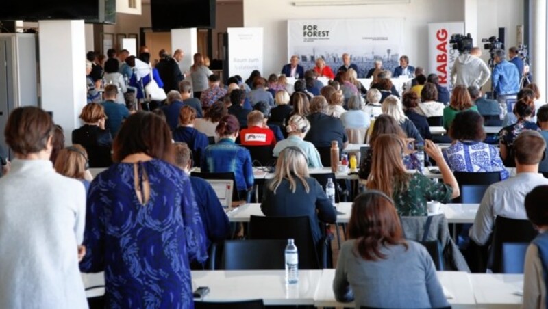 Knapp 100 Journalisten waren bei der Pressekonferenz dabei. (Bild: Rojsek-Wiedergut Uta)