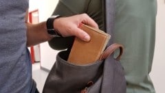 In einer Arztpraxis griff der Schüler in die fremde Tasche. (Bild: Serina Babka, Symbolbild)