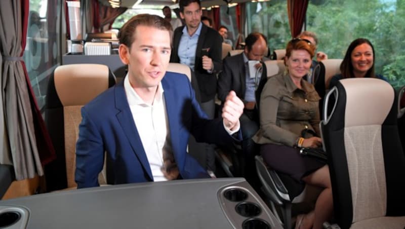 Kurz im Wahlkampfbus (Bild: APA/Roland Schlager)