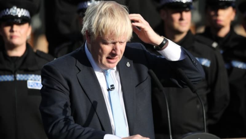 Boris Johnson während seiner Rede bei der Polizei in West Yorkshire. Teilweise verlor er den Faden oder verfehlte die Pointen, wenn er einen Scherz machen wollte. (Bild: AFP)