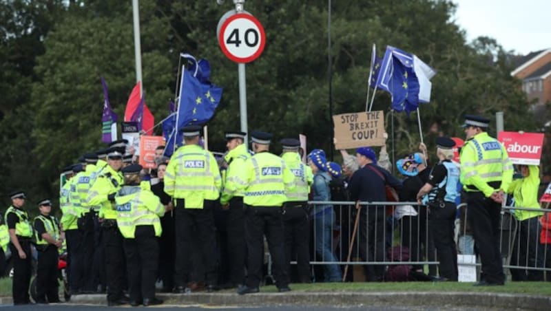 Am Rande von Johnsons Besuch versammelten sich Anti-Brexit-Demonstranten. (Bild: AFP)