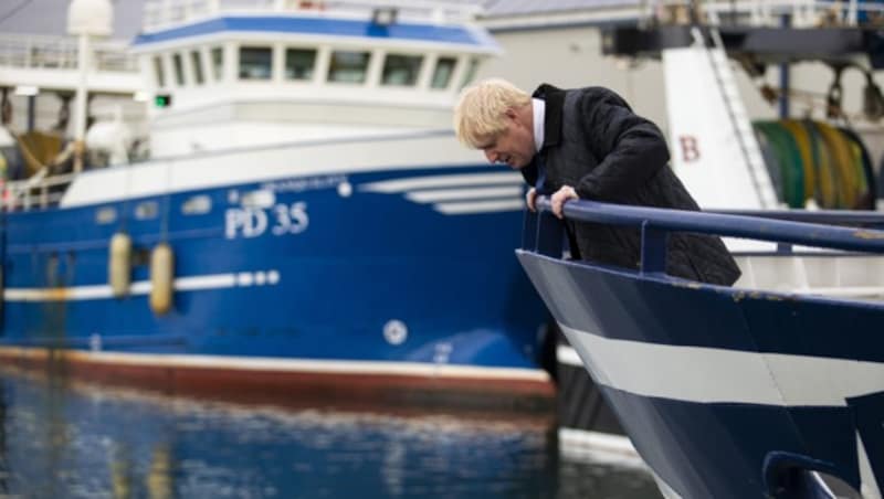 Johnson auf einem Fischkutter. Gehen seine Brexit-Pläne über Bord? (Bild: AFP)