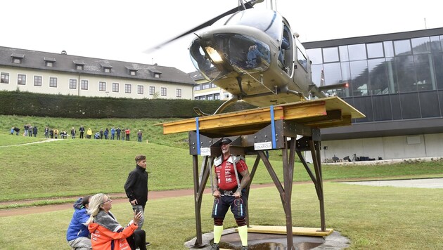 Exakt 31,46 Sekunden schaffte es Franz Müllner, eine Tonne auf den Schultern zu tragen. (Bild: Holitzky Roland)