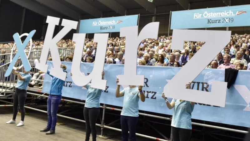 Schriftzug für Sebastian Kurz in der Messehalle Tulln (Bild: APA/HANS PUNZ)