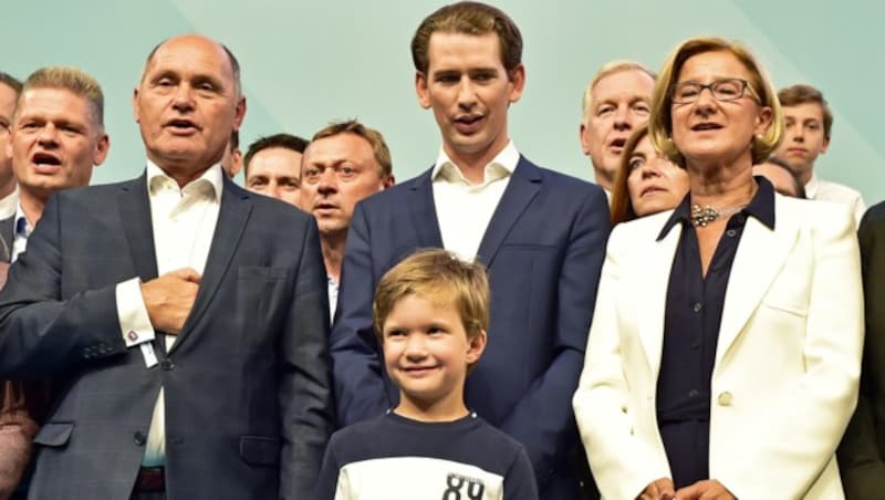 NÖ-Spitzenkandidat Nationalratspräsident Wolfgang Sobotka, ÖVP-Chef Sebastian Kurz, Niederösterreichs Landeshauptfrau Johanna Mikl-Leitner (v.l.) (Bild: APA/HANS PUNZ)