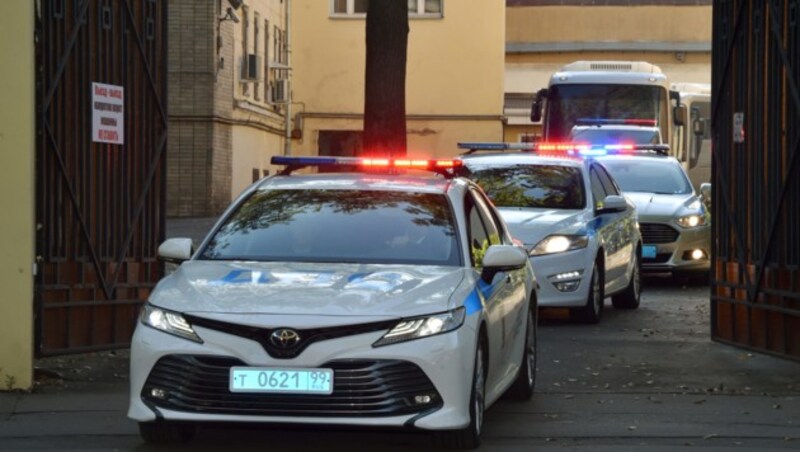 Eine Polizeieskorte begleitete die Busse aus dem Hochsicherheitsgefängnis Lefortowo in Moskau. (Bild: AFP)