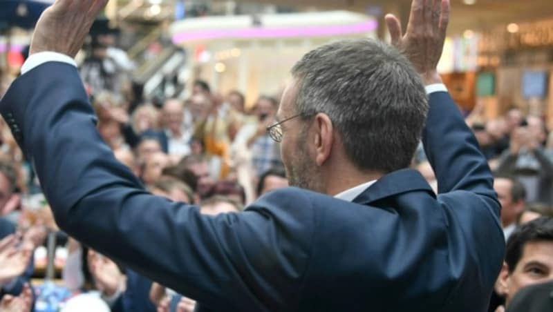 Klubobmann Herbert Kickl ließ sich von den FPÖ-Fans feiern. (Bild: FOTOKERSCHI.AT/WERNER KERSCHBAUM)