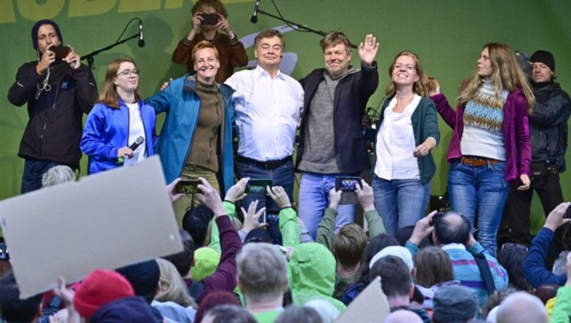 Das grüne Spitzenteam mit Stargast Robert Habeck (Dritter von rechts) (Bild: APA/HANS PUNZ)