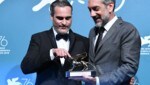 Joaquin Phoenix und Regisseur Todd Phillips mit dem Goldenen Löwen für „Joker“ (Bild: AFP)