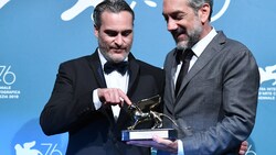Joaquin Phoenix und Regisseur Todd Phillips mit dem Goldenen Löwen für „Joker“ (Bild: AFP)