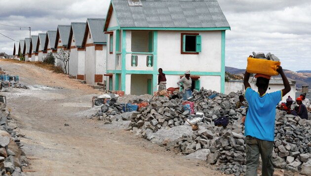 480 dieser Häuser sind mit Privatspenden und Geld aus Benefizkonzerten und Initiativen in Pfarren erbaut worden. (Bild: Reuters/Baz Ratner)