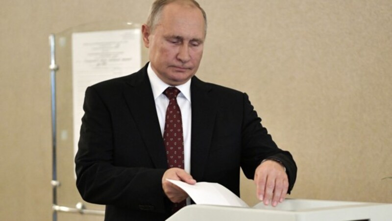 Wladimir Putin bei der Stimmabgabe (Bild: AFP)