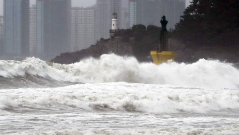 Riesige Wellen im Hafen von Busan, Südkorea (Bild: AFP)