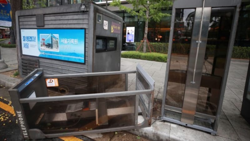 Eine umgeworfene Telefonzelle in Seoul, Südkorea (Bild: AFP)