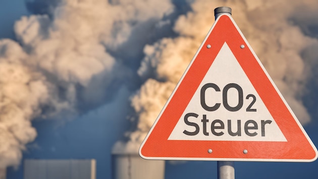 Heißes Thema CO2-Steuer: Noch immer herrscht Ungewissheit bei den Abgaben für klimaschädliche Emissionen. (Bild: stock.adobe.com, krone.at-Grafik)