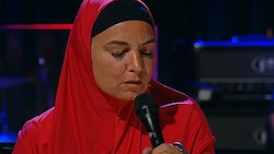 Sinead O‘Connor feierte ihr Bühnen-Comback in einem Hijab. (Bild: youtube.com)