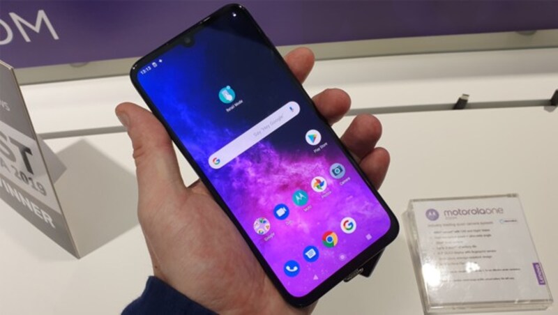 Das Motorola One Zoom bietet OLED-Display, Dreifach-Kamera und Fingerscanner im Display zum gehobenen Mittelklassepreis. (Bild: Dominik Erlinger)