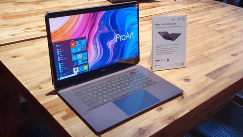 Asus‘ ProArt StudioBook One richtet sich mit extrem starker Hardware an Kreative, die unterwegs Videos schneiden oder 3D-Animationen erstellen wollen. (Bild: Dominik Erlinger)