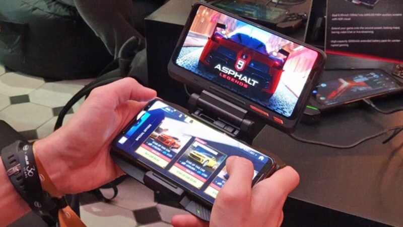 Asus bietet eine Menge Zubehör für sein Gaming-Smartphone - zum Beispiel eine Halterung mit Zweit-Display. (Bild: Dominik Erlinger)