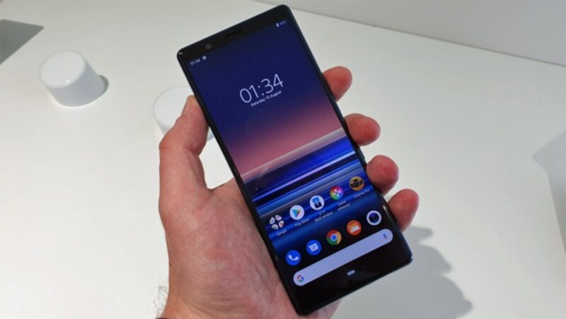 Sonys neues Xperia 5 mit Dreifach-Kamera und OLED-Display ist schmal und liegt auch gut in kleineren Händen. (Bild: Dominik Erlinger)