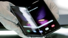 Samsungs Falt-Smartphone Galaxy Fold (Bild: APA/AFP/Tobias SCHWARZ)