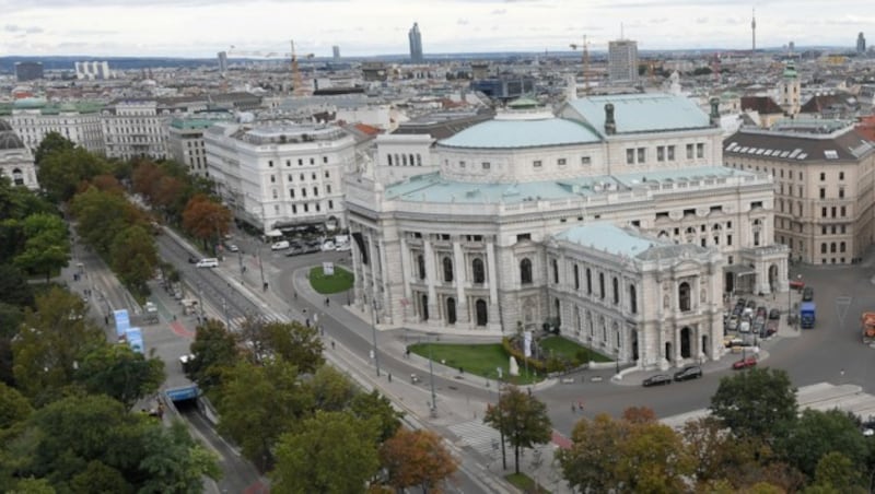 Das Burgtheater will Florian Teichtmeister auf Schadenersatz klagen - aber rechnet noch. (Bild: APA/ROLAND SCHLAGER)